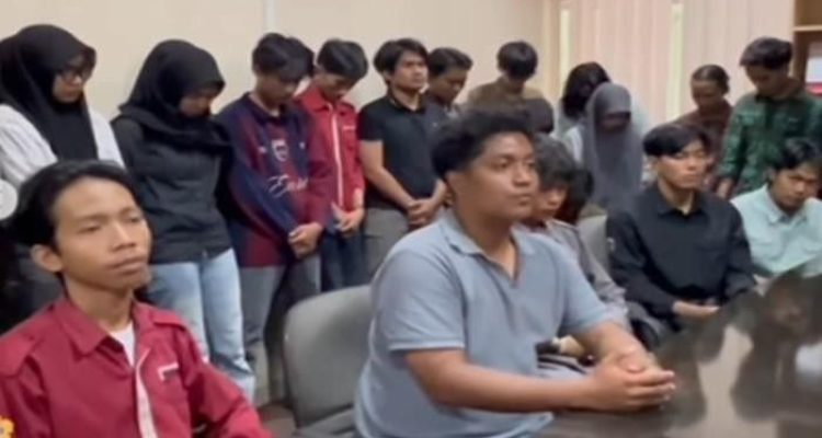 Para senior dari Himpunan Mahasiswa Teknologi Pertanian (HIMATETA) menyampaikan permintaan maaf terkait beredarnya video puluhan mahasiswa baru dari Universitas Sriwijaya (Unsri) melakukan adegan ciuman saat mengikuti kegiatan kampus, Selasa (23/9/2025). Foto: IG Kementeria-Kurangajar.