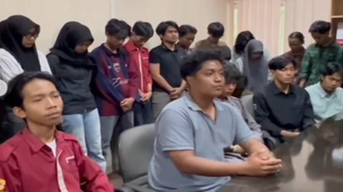 Para senior dari Himpunan Mahasiswa Teknologi Pertanian (HIMATETA) menyampaikan permintaan maaf terkait beredarnya video puluhan mahasiswa baru dari Universitas Sriwijaya (Unsri) melakukan adegan ciuman saat mengikuti kegiatan kampus, Selasa (23/9/2025). Foto: IG Kementeria-Kurangajar.