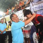 Wagub Sumsel, Cik Ujang mengalungkan medali pada salah satu juara pada Kejuaraan Renang Nasional Sriwijaya Open Swimming Championship 2025 yang digelar di Aquatic Stadium Jakabaring Sport City (JSC) Palembang, Foto: Humas Pemprov Sumsel.