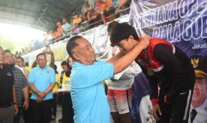 Wagub Sumsel, Cik Ujang mengalungkan medali pada salah satu juara pada Kejuaraan Renang Nasional Sriwijaya Open Swimming Championship 2025 yang digelar di Aquatic Stadium Jakabaring Sport City (JSC) Palembang, Foto: Humas Pemprov Sumsel.