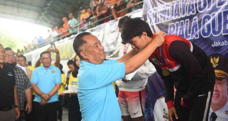 Wagub Sumsel, Cik Ujang mengalungkan medali pada salah satu juara pada Kejuaraan Renang Nasional Sriwijaya Open Swimming Championship 2025 yang digelar di Aquatic Stadium Jakabaring Sport City (JSC) Palembang, Foto: Humas Pemprov Sumsel.