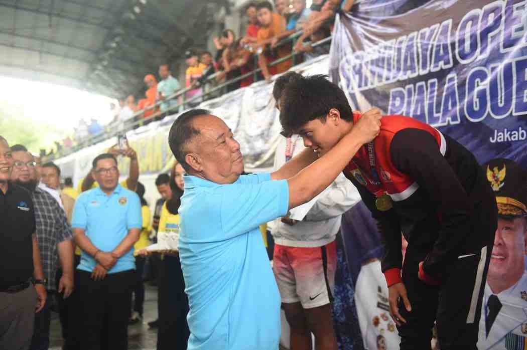 Wagub Sumsel, Cik Ujang mengalungkan medali pada salah satu juara pada Kejuaraan Renang Nasional Sriwijaya Open Swimming Championship 2025 yang digelar di Aquatic Stadium Jakabaring Sport City (JSC) Palembang, Foto: Humas Pemprov Sumsel.