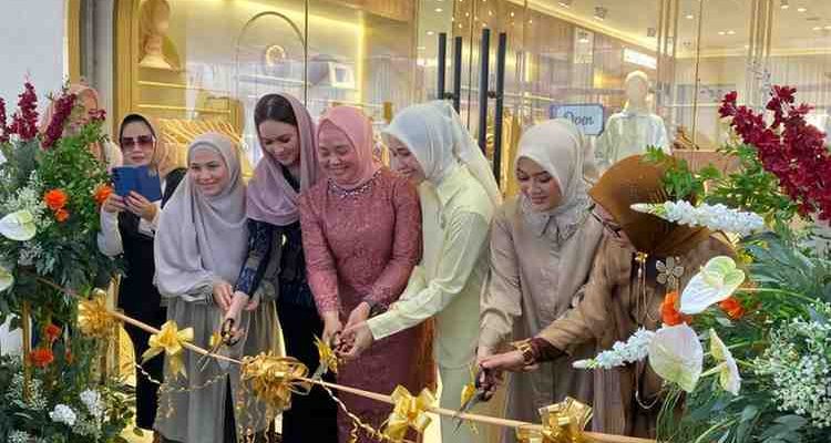 Staf Ahli PKK Palembang, Putri Azizah menggadiri grand opening Store Napucot di Jl Sumpah Pemuda Palembang, Sabtu (4/10/2025). Foto: Kominfo Palembang.