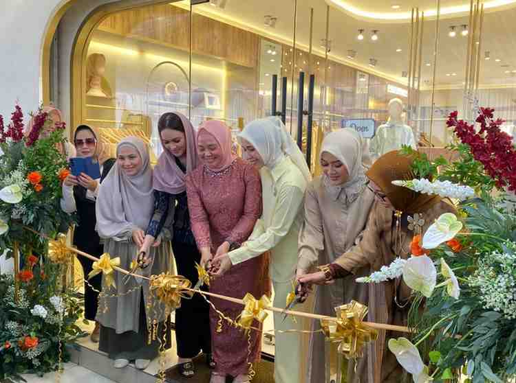 Staf Ahli PKK Palembang, Putri Azizah menggadiri grand opening Store Napucot di Jl Sumpah Pemuda Palembang, Sabtu (4/10/2025). Foto: Kominfo Palembang.