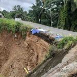Sebagian badan jalan di Sanga Desa yang longsor, nyaris memutuskan jalur Sekayu-Linggau, Sabtu (4/10/2025). Foto: IST/kecamatan Sanga Desa.