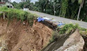 Sebagian badan jalan di Sanga Desa yang longsor, nyaris memutuskan jalur Sekayu-Linggau, Sabtu (4/10/2025). Foto: IST/kecamatan Sanga Desa.