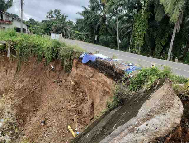 Sebagian badan jalan di Sanga Desa yang longsor, nyaris memutuskan jalur Sekayu-Linggau, Sabtu (4/10/2025). Foto: IST/kecamatan Sanga Desa.