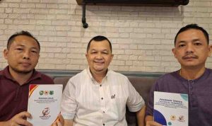 Dr Hendri Zainuddin, SH (baju putih). Foto: IST