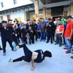 Gubernur Sumsel, Herman deru menyaksikan atraksi di halaman homestay atlet Porprov di Sekayu, Sabtu (18/10/2025) malam. Foto: Humas Pemprov Sumsel.