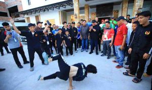 Gubernur Sumsel, Herman deru menyaksikan atraksi di halaman homestay atlet Porprov di Sekayu, Sabtu (18/10/2025) malam. Foto: Humas Pemprov Sumsel.