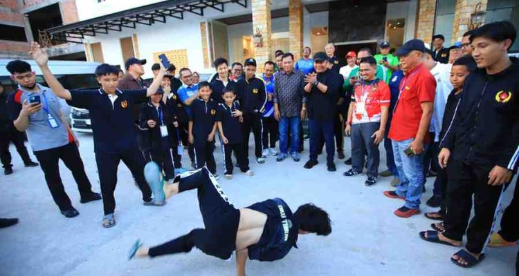 Gubernur Sumsel, Herman deru menyaksikan atraksi di halaman homestay atlet Porprov di Sekayu, Sabtu (18/10/2025) malam. Foto: Humas Pemprov Sumsel.