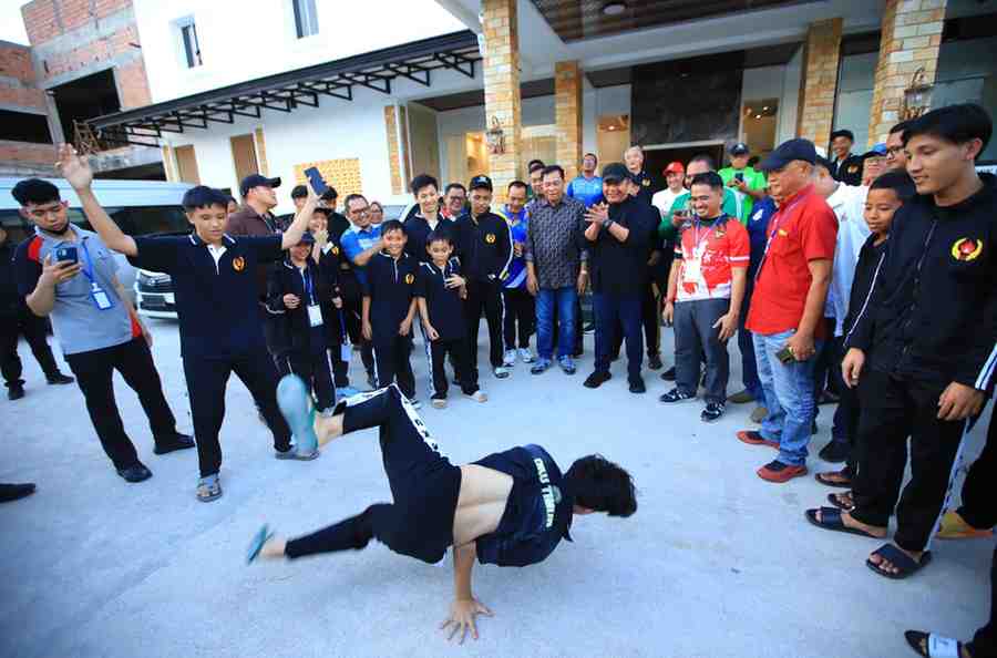 Gubernur Sumsel, Herman deru menyaksikan atraksi di halaman homestay atlet Porprov di Sekayu, Sabtu (18/10/2025) malam. Foto: Humas Pemprov Sumsel.