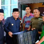 Bupati Muba, HM Toha menyerahkan bantuan alat pascapanen, Rabu (29/10/2025). Foto: KOminfo Muba.