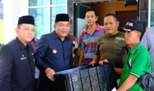 alat Bupati Muba, HM Toha menyerahkan bantuan alat pascapanen, Rabu (29/10/2025). Foto: KOminfo Muba.