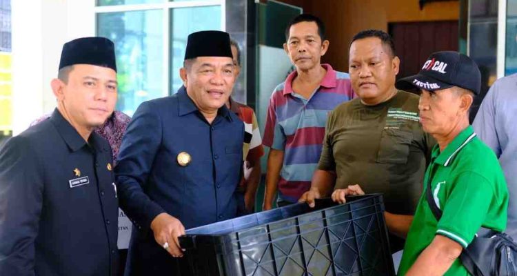 Bupati Muba, HM Toha menyerahkan bantuan alat pascapanen, Rabu (29/10/2025). Foto: KOminfo Muba.