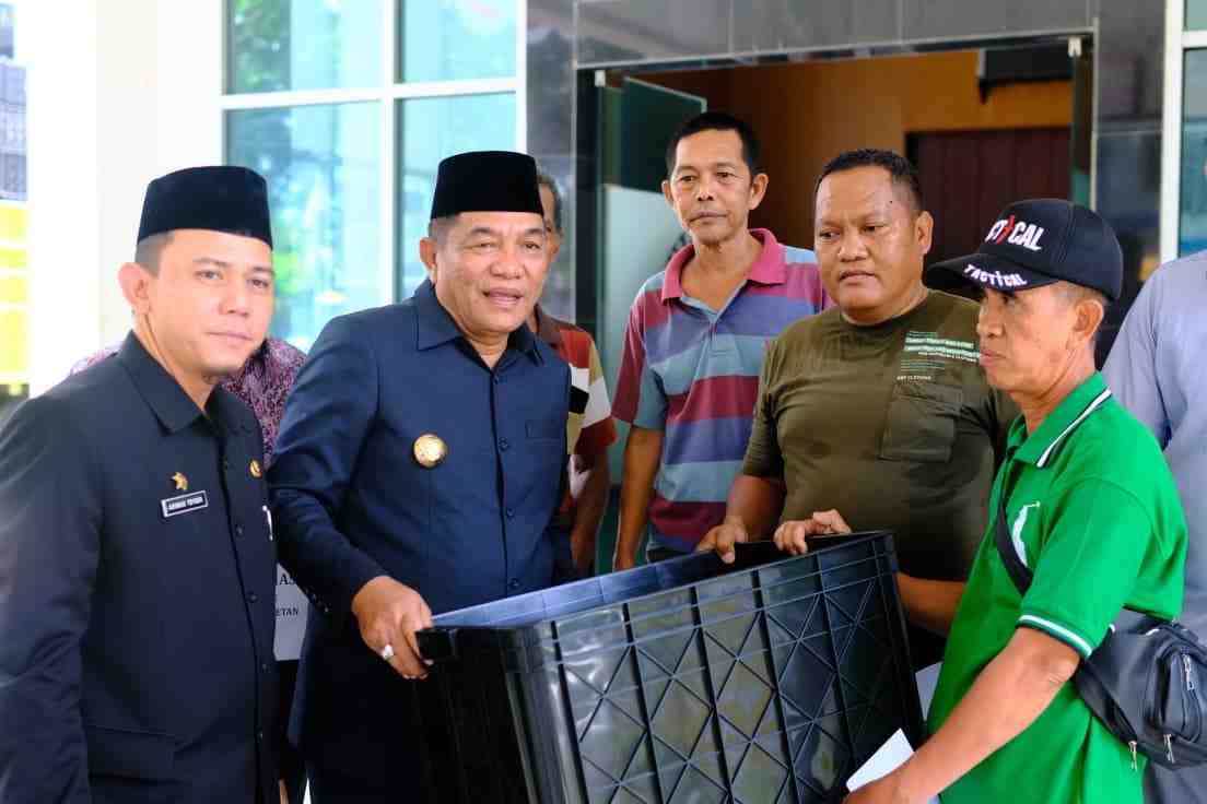 alat Bupati Muba, HM Toha menyerahkan bantuan alat pascapanen, Rabu (29/10/2025). Foto: KOminfo Muba.