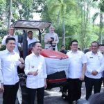 Wakil Menteri Pertanian (Wamentan) Sudaryono menyerahkan bantuan alat mesin pertanian (alsintan), sarana produksi pertanian (saprodi), dan benih unggul secara simbolis kepada Dinas Ketahanan Pangan dan Pertanian Kota Palembang, Rabu (29/10/2025). Foto: Kominfo Palembang.