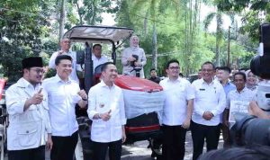 Wakil Menteri Pertanian (Wamentan) Sudaryono menyerahkan bantuan alat mesin pertanian (alsintan), sarana produksi pertanian (saprodi), dan benih unggul secara simbolis kepada Dinas Ketahanan Pangan dan Pertanian Kota Palembang, Rabu (29/10/2025). Foto: Kominfo Palembang.