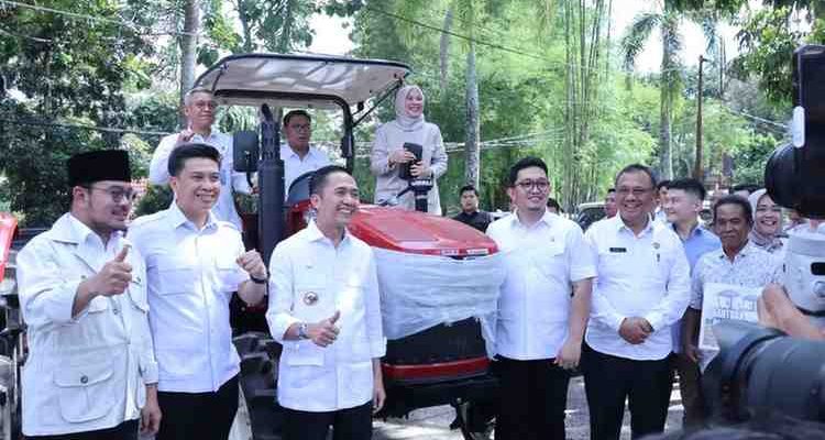 Wakil Menteri Pertanian (Wamentan) Sudaryono menyerahkan bantuan alat mesin pertanian (alsintan), sarana produksi pertanian (saprodi), dan benih unggul secara simbolis kepada Dinas Ketahanan Pangan dan Pertanian Kota Palembang, Rabu (29/10/2025). Foto: Kominfo Palembang.