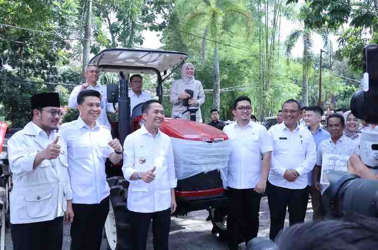 Wakil Menteri Pertanian (Wamentan) Sudaryono menyerahkan bantuan alat mesin pertanian (alsintan), sarana produksi pertanian (saprodi), dan benih unggul secara simbolis kepada Dinas Ketahanan Pangan dan Pertanian Kota Palembang, Rabu (29/10/2025). Foto: Kominfo Palembang.