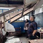Kadisdik Palembang, Affan meninjau SDN 17 Palembang yang atapnya ambruk diterjang puting beliung, Kamis (2/10/2025). Foto: Kominfo Palembang.