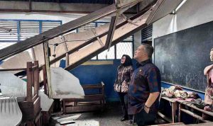 Kadisdik Palembang, Affan meninjau SDN 17 Palembang yang atapnya ambruk diterjang puting beliung, Kamis (2/10/2025). Foto: Kominfo Palembang.