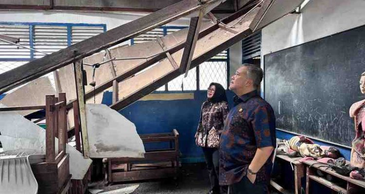 Kadisdik Palembang, Affan meninjau SDN 17 Palembang yang atapnya ambruk diterjang puting beliung, Kamis (2/10/2025). Foto: Kominfo Palembang.