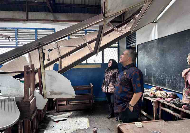 Kadisdik Palembang, Affan meninjau SDN 17 Palembang yang atapnya ambruk diterjang puting beliung, Kamis (2/10/2025). Foto: Kominfo Palembang.