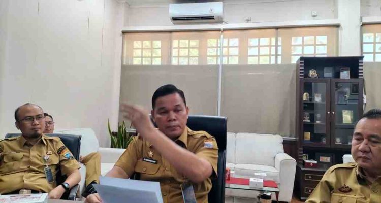 Kepala Badan Kepegawaian dan Pemberdayaan Sumber Daya Manusia (BKPSDM) Kota Palembang, Yanuarpan Yani dan staf. Foto: Kominfo Palembang.