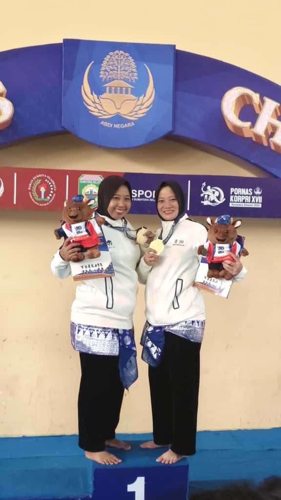 Dua atlet putri asal PNS Muba mendapat memdali emas pada ajang Pornas Korpri. Foto: Kominfo Muba.
