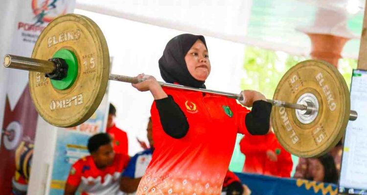 Atlet angkat besi Kabupaten Muba meraig medali emas dan perak di ajang Porprov, Sabtu (18/10/2025). Foto: Kominfo Muba.
