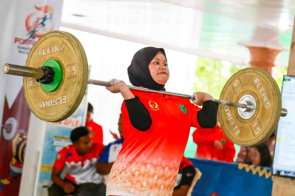 Atlet angkat besi Kabupaten Muba meraig medali emas dan perak di ajang Porprov, Sabtu (18/10/2025). Foto: Kominfo Muba.