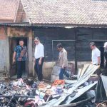 Bupati Muba, HM Toha meninjau lokasi kevakaran rumah warga di Kelurahan Serasan Jaya RT 001, Kecamatan Sekayu, Jumat (10/10/2025) Foto: Kominfo Muba.