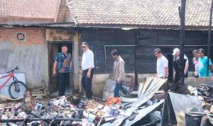 Bupati Muba, HM Toha meninjau lokasi kevakaran rumah warga di Kelurahan Serasan Jaya RT 001, Kecamatan Sekayu, Jumat (10/10/2025) Foto: Kominfo Muba.