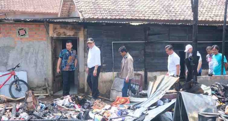 Bupati Muba, HM Toha meninjau lokasi kevakaran rumah warga di Kelurahan Serasan Jaya RT 001, Kecamatan Sekayu, Jumat (10/10/2025) Foto: Kominfo Muba.