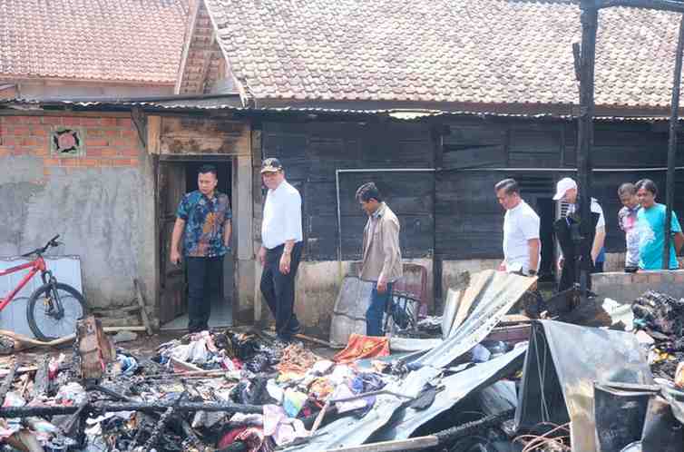 Bupati Muba, HM Toha meninjau lokasi kevakaran rumah warga di Kelurahan Serasan Jaya RT 001, Kecamatan Sekayu, Jumat (10/10/2025) Foto: Kominfo Muba.