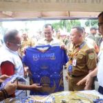 Sekda Sumsel, Edward Candra melihat baju kaos yang dijual di bazar Pornas Korprci di halaman DPRD Sumsel, Rabu (8/10/2025). Foto: Humas Pemprov Sumsel.