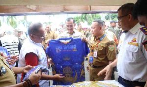 Sekda Sumsel, Edward Candra melihat baju kaos yang dijual di bazar Pornas Korprci di halaman DPRD Sumsel, Rabu (8/10/2025). Foto: Humas Pemprov Sumsel.