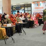 Ketua BKOW Sumatera Selatan, Lidyawati Cik Ujang, hadiri fashion show pada peringatan HUT ke-4 Pemberdayaan Perempuan UMKM Indonesia (PP UMI), Senin (27/10/2025) di Palembang Icon Mall. Foto: Humas Pemprov Sumsel.