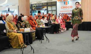 bkow Ketua BKOW Sumatera Selatan, Lidyawati Cik Ujang, hadiri fashion show pada peringatan HUT ke-4 Pemberdayaan Perempuan UMKM Indonesia (PP UMI), Senin (27/10/2025) di Palembang Icon Mall. Foto: Humas Pemprov Sumsel.
