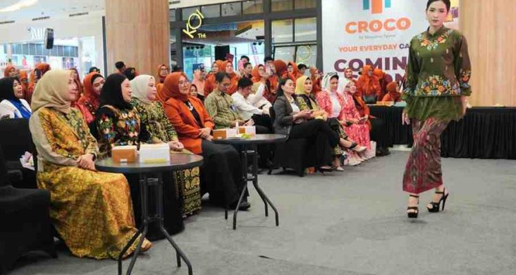 Ketua BKOW Sumatera Selatan, Lidyawati Cik Ujang, hadiri fashion show pada peringatan HUT ke-4 Pemberdayaan Perempuan UMKM Indonesia (PP UMI), Senin (27/10/2025) di Palembang Icon Mall. Foto: Humas Pemprov Sumsel.
