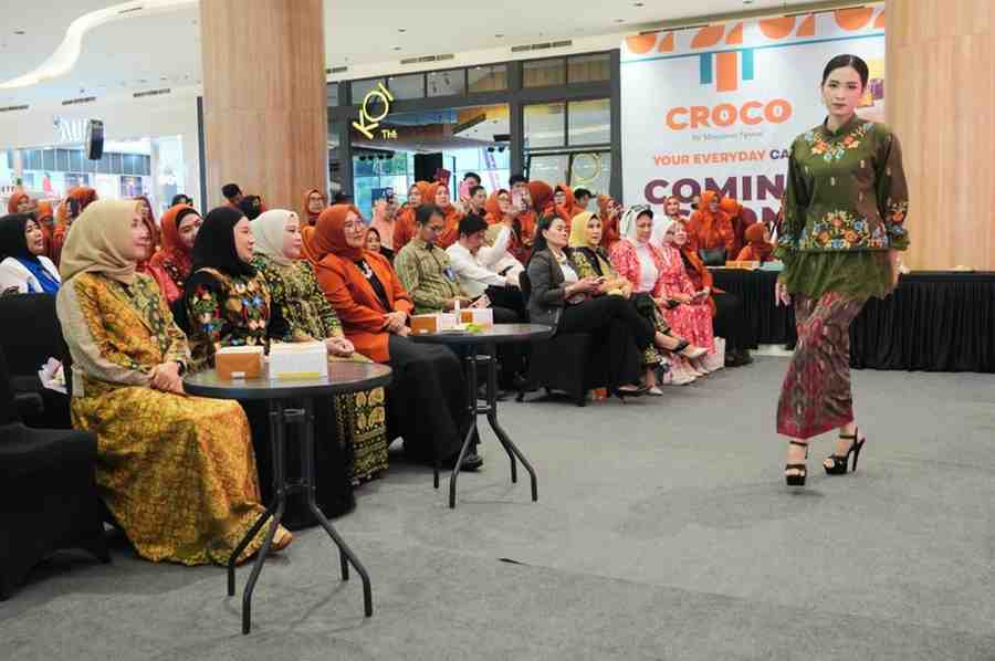 bkow Ketua BKOW Sumatera Selatan, Lidyawati Cik Ujang, hadiri fashion show pada peringatan HUT ke-4 Pemberdayaan Perempuan UMKM Indonesia (PP UMI), Senin (27/10/2025) di Palembang Icon Mall. Foto: Humas Pemprov Sumsel.