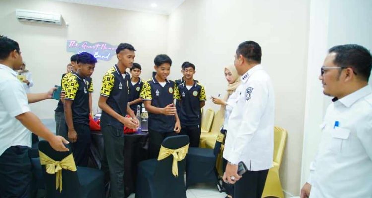 Bupati Musi Banyuasin (Muba) H M Toha Tohet SH menjamu Tim Sepak Bola U-17 Kabupaten Muba dalam acara ramah tamah di Pendopoan Griya Bumi Serasan Sekate, Rabu (1/10/2025). Foto: Kominfo Muba.