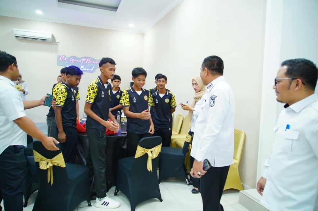 Bupati Musi Banyuasin (Muba) H M Toha Tohet SH menjamu Tim Sepak Bola U-17 Kabupaten Muba dalam acara ramah tamah di Pendopoan Griya Bumi Serasan Sekate, Rabu (1/10/2025). Foto: Kominfo Muba.