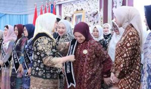 Dewi Sastani dikukuhkan sebagai Bunda Paud Kota Palembang, Senin (6/10/2025). Foto: Kominfo Palembang.
