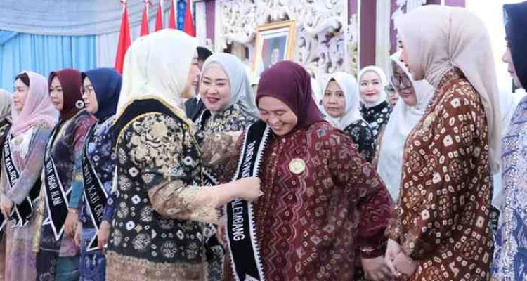 Dewi Sastani dikukuhkan sebagai Bunda Paud Kota Palembang, Senin (6/10/2025). Foto: Kominfo Palembang.