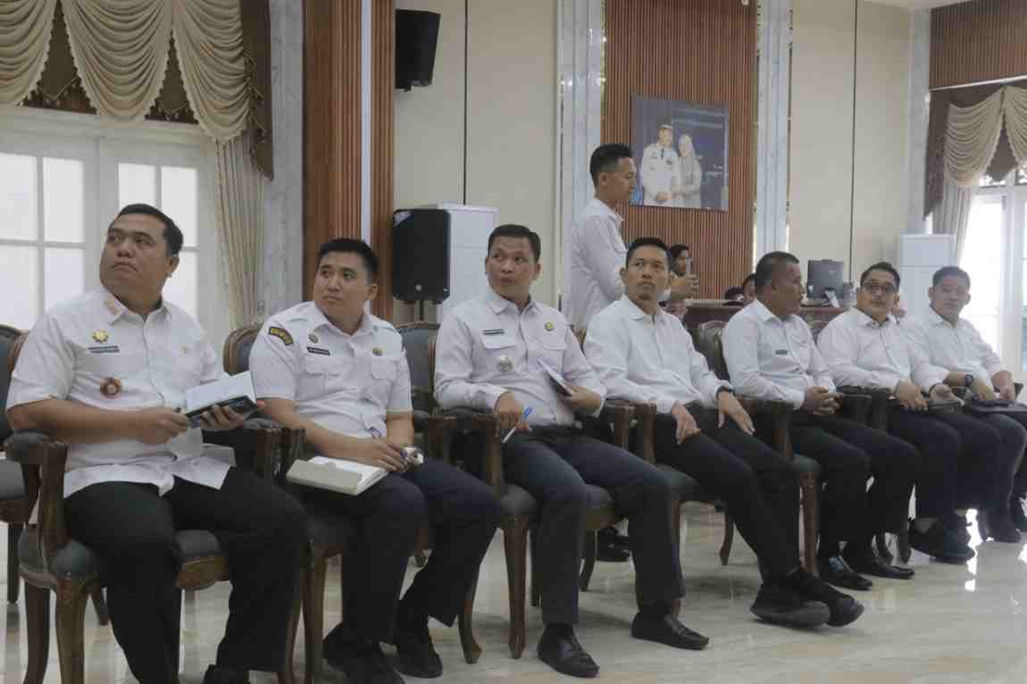 Para camat yang mengikuti Rakor bersama Walikota Palembang, Ratu Dewa, Rabu (1/10/2025). Foto: Kominfo Palembang.
