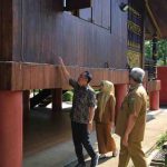 Wagub Sumsel, Cik Ujang melihat bangunan Anjungan Sumsel di TMII Jakarta, Rabu (29/10/2025). Foto: Humas Pemprov Sumsel.