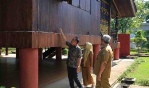 Wagub Sumsel, Cik Ujang melihat bangunan Anjungan Sumsel di TMII Jakarta, Rabu (29/10/2025). Foto: Humas Pemprov Sumsel.