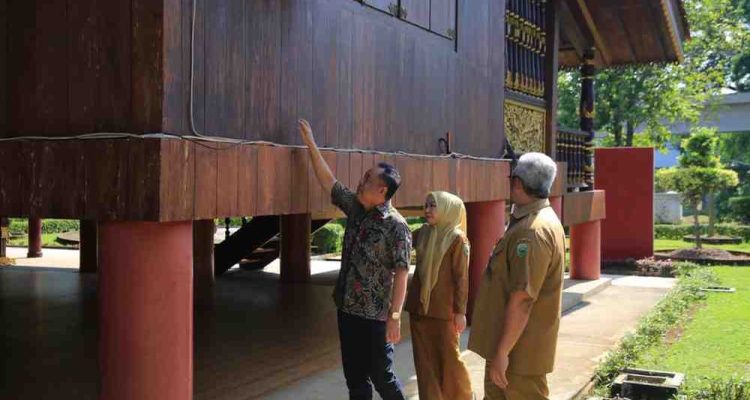 Wagub Sumsel, Cik Ujang melihat bangunan Anjungan Sumsel di TMII Jakarta, Rabu (29/10/2025). Foto: Humas Pemprov Sumsel.
